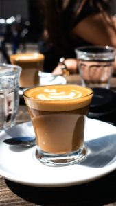 オープンテラスでコーヒー1