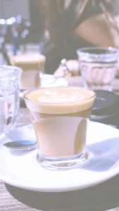 オープンテラスでコーヒー2