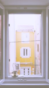 コーヒーと窓の外の景色2