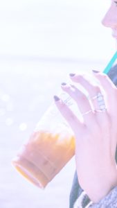 アイスコーヒーを飲む女性2