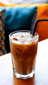 クッションとアイスコーヒー1