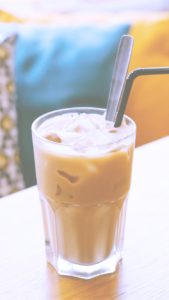 クッションとアイスコーヒー2