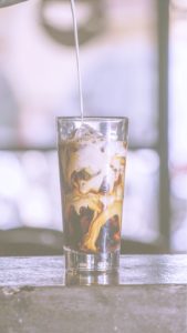 アイスコーヒーにミルク2