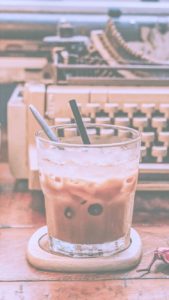 タイプライターとアイスコーヒー2