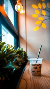 窓際のカウンター席1