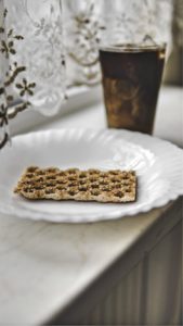 レースのカーテンとアイスコーヒー1