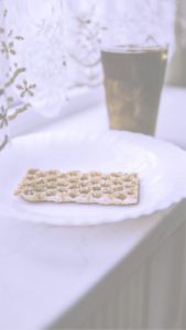 レースのカーテンとアイスコーヒー2