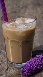 紫の花とアイスコーヒー1