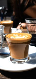 オープンカフェでコーヒー2