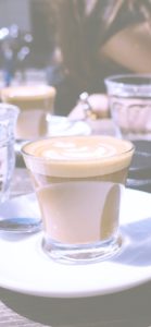 オープンカフェでコーヒー1