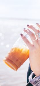 女性とアイスコーヒー2