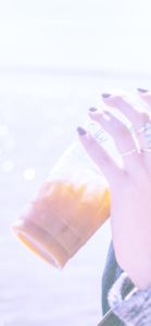 女性とアイスコーヒー1