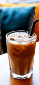 クッションとアイスコーヒー2