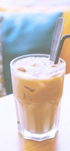 クッションとアイスコーヒー1