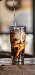 アイスコーヒーにミルク2