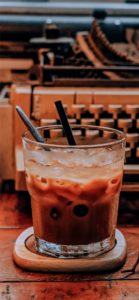 タイプライターとアイスコーヒー2