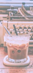 タイプライターとアイスコーヒー1