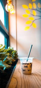 窓際席とアイスコーヒー2