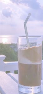 海とアイスコーヒー1