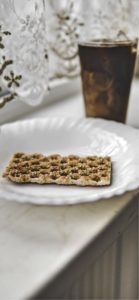 窓際でアイスコーヒー2