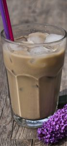 紫の花とアイスコーヒー2