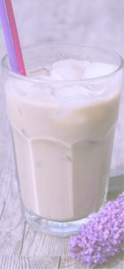 紫の花とアイスコーヒー1