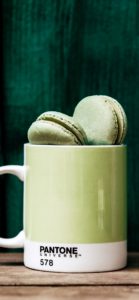 グリーンのマカロンとマグカップ1