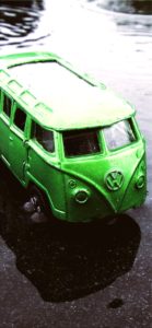 雨に濡れてる車のおもちゃ1