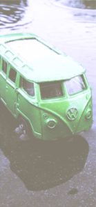 雨に濡れてる車のおもちゃ2