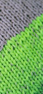 グリーンのニット1