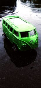 雨の中の車のおもちゃ2