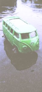 雨の中の車のおもちゃ1