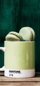 緑色のマカロンとマグカップ2