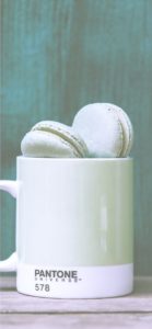 緑色のマカロンとマグカップ1