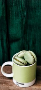 緑色のマカロンとマグカップ4