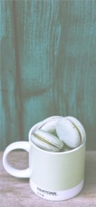 緑色のマカロンとマグカップ3