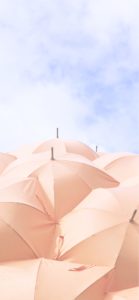 青空とオレンジの傘1