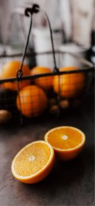 ワイヤーバスケットとオレンジ1