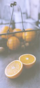 ワイヤーバスケットとオレンジ2