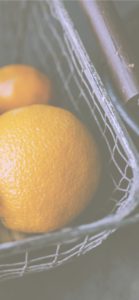 ワイヤーバスケットとオレンジ4