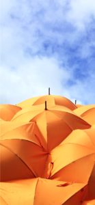 青空とオレンジ色の傘1