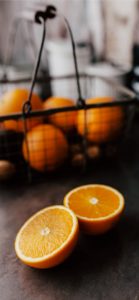 ワイヤーバスケットとオレンジ1