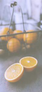 ワイヤーバスケットとオレンジ2