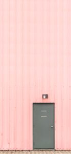 ピンクの壁とグレーのドア1