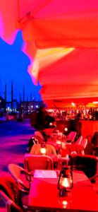 ピンクの灯りのレストラン2