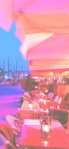 ピンクの灯りのレストラン1