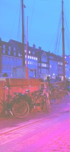 ピンクの灯りと町1