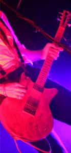 ピンクのライトとギタリスト2