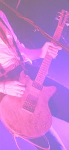 ピンクのライトとギタリスト1