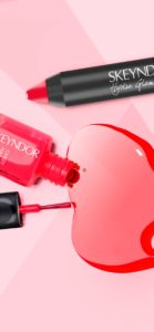 ピンクのネイルと口紅1